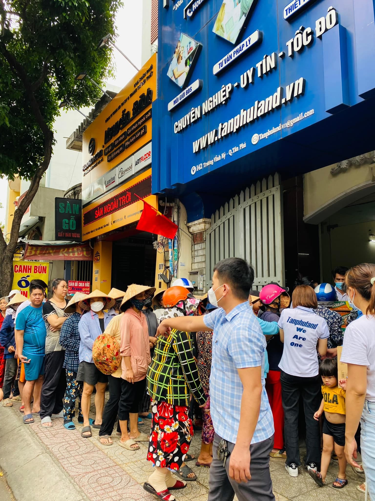 TANPHULAND ĐỒNG HÀNH TRAO YÊU THƯƠNG CÙNG CÁC NHÀ HẢO TÂM