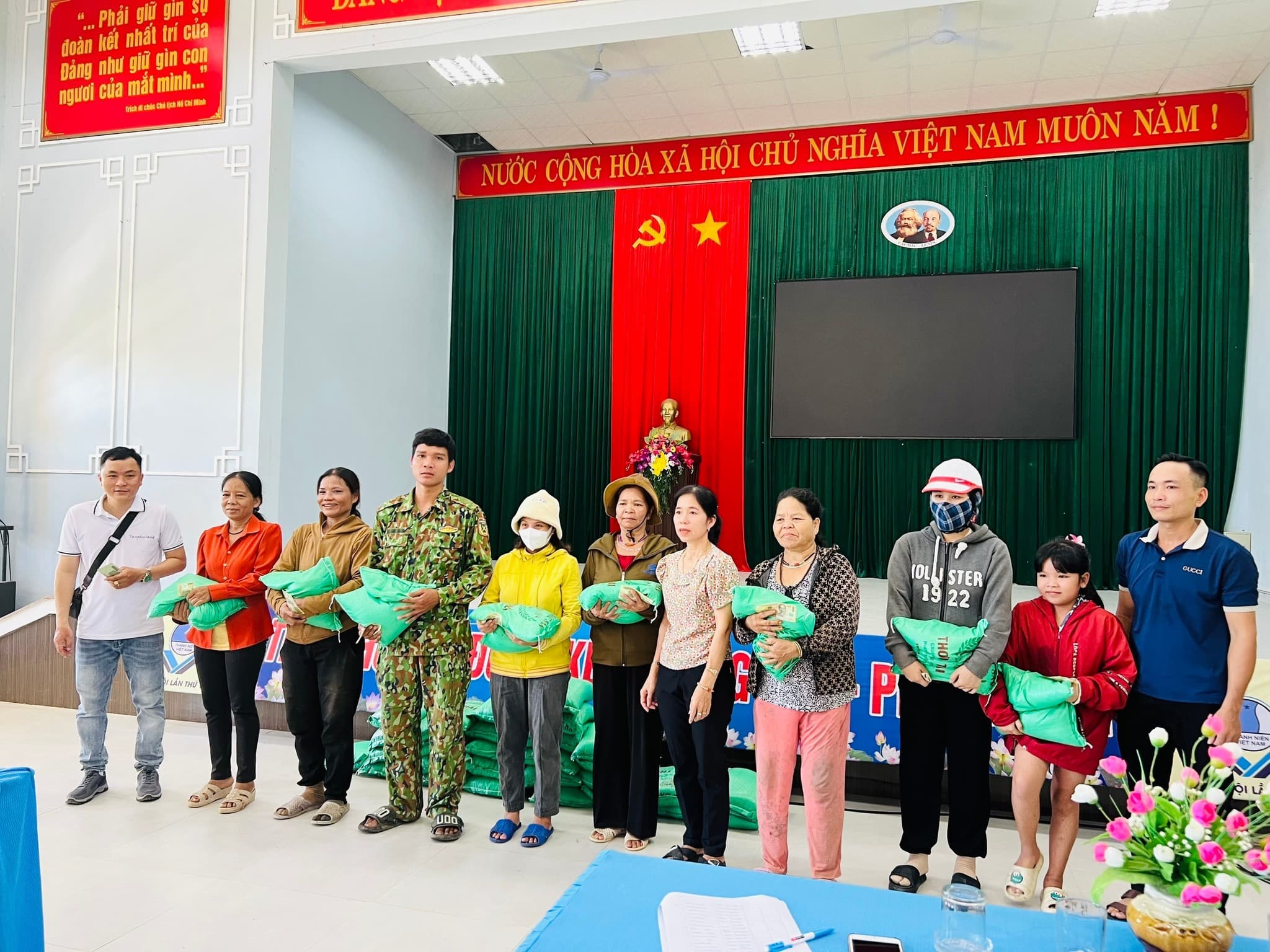 Công ty BĐS Tân Phú Land, cùng quý MTQ đã có những món quà gửi đến bà con có hoàn cảnh khó khăn ở Huế và TP HCM